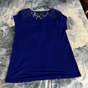 Cable & Gage size small bright blue tshirt